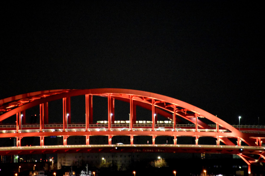 神戸大橋を渡るポートライナー