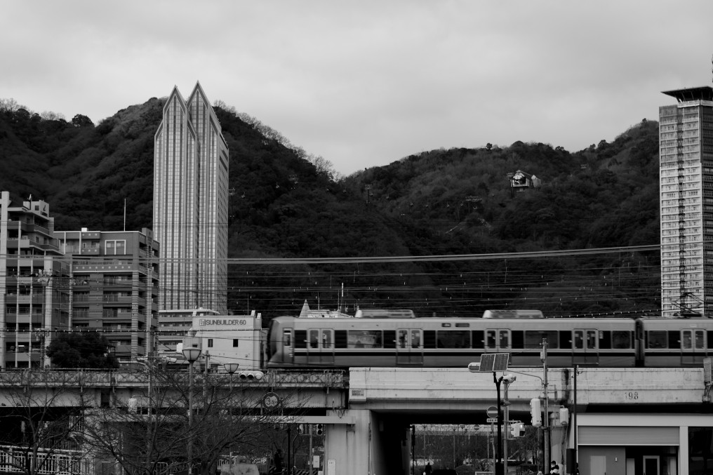 生田川公園から見たＪＲと高層ビルとケーブルカーの駅