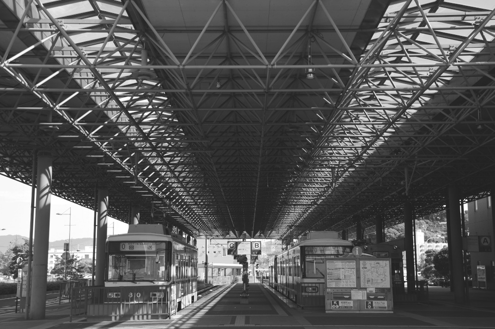 幾何学模様の広島港駅の大屋根