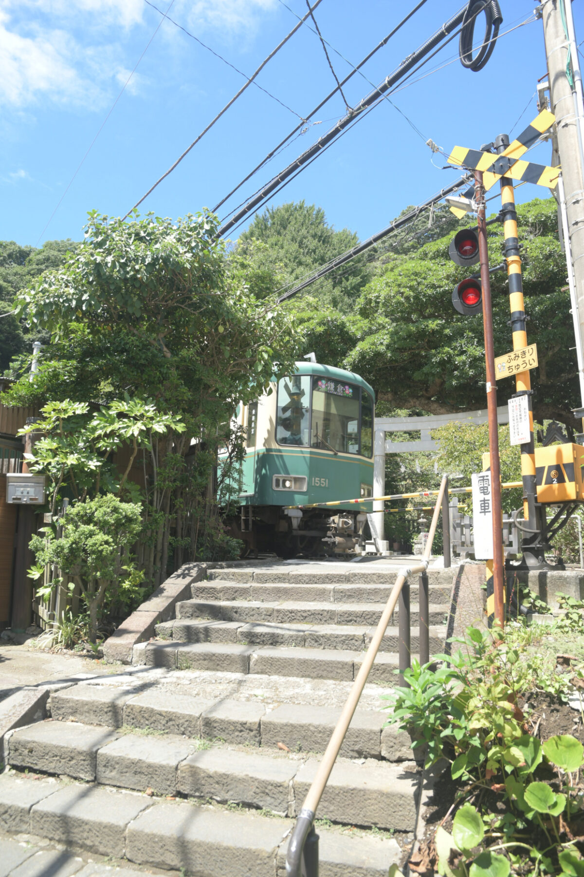 鳥居と江ノ島電鉄