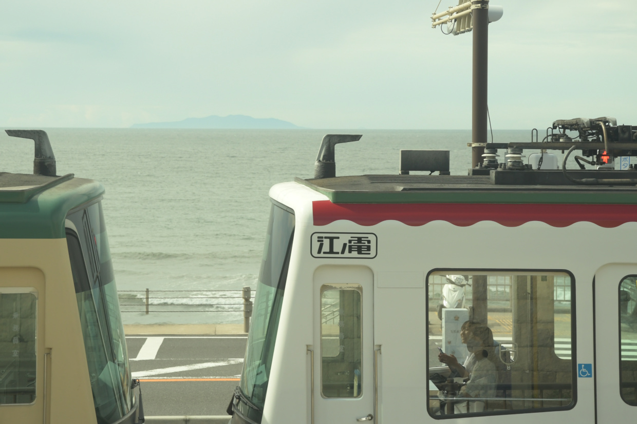 高校生と湘南の海