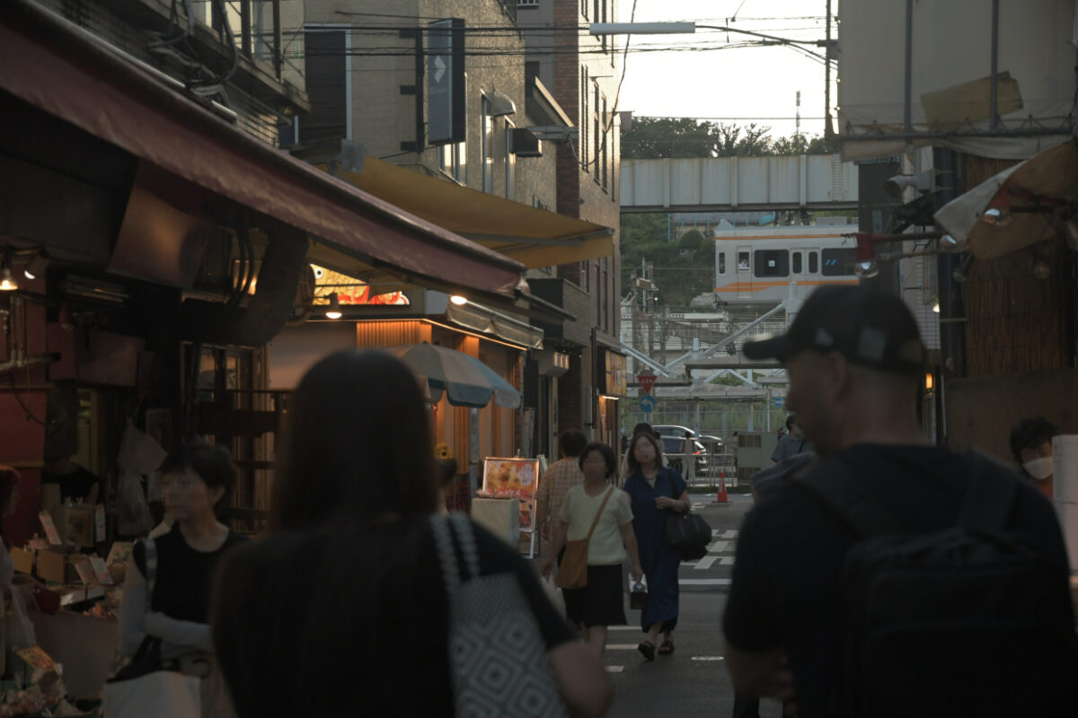 仲通商店街と湘南モノレール