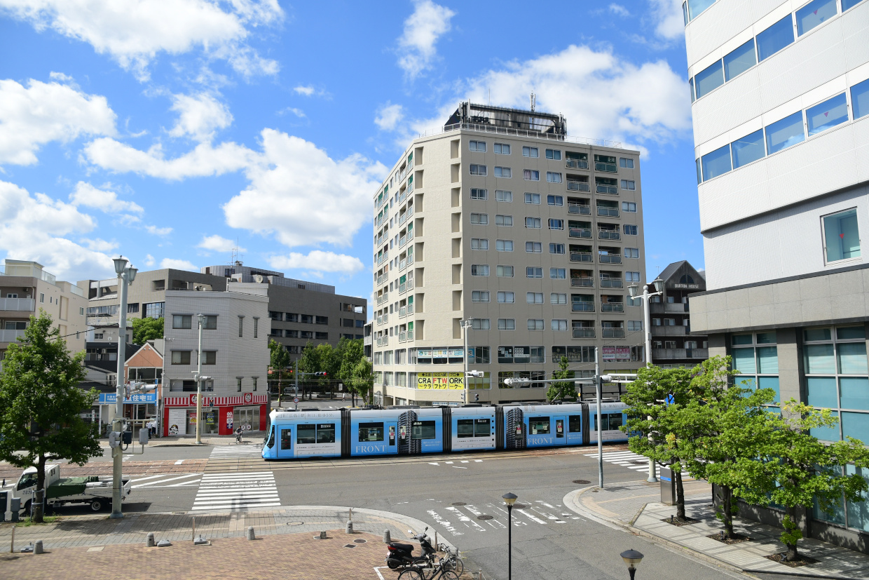 青空と水色ラッピング車両