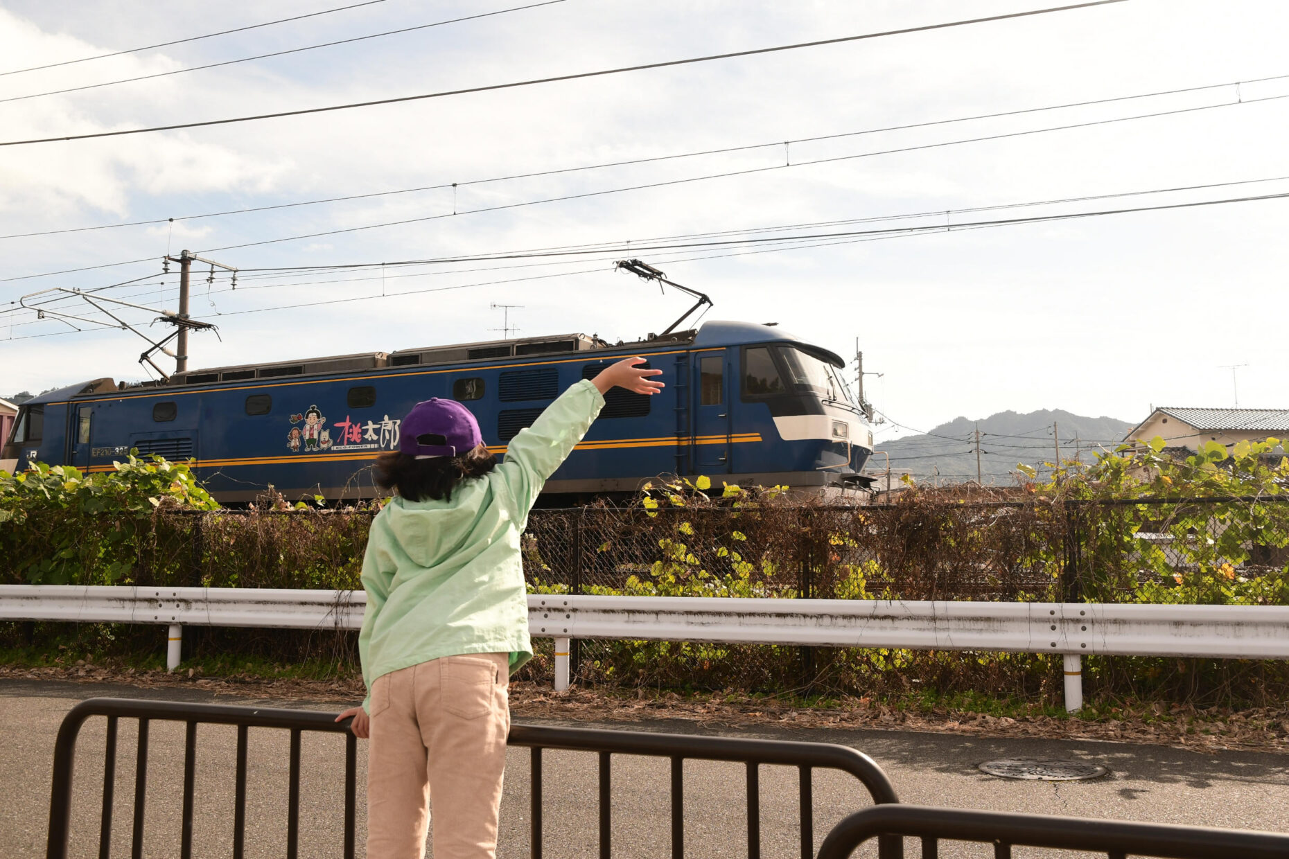 貨物列車に手をふる