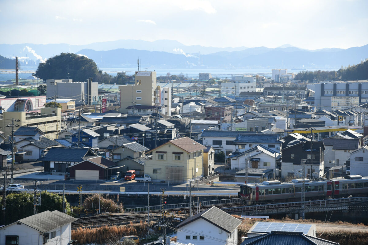 永慶寺川を渡る227系