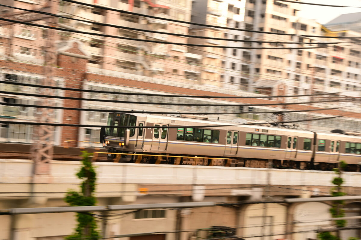 団地の合間を駆け抜ける電車