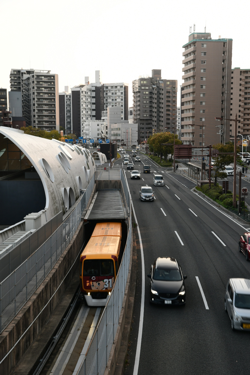 トンネルから出てきたカープ・トラム