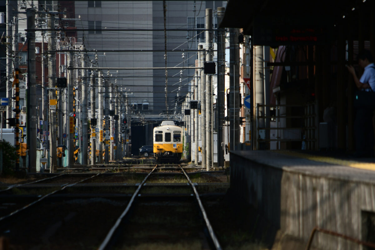 片原町駅に入線することでん