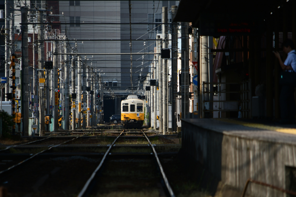 片原町駅に入線することでん