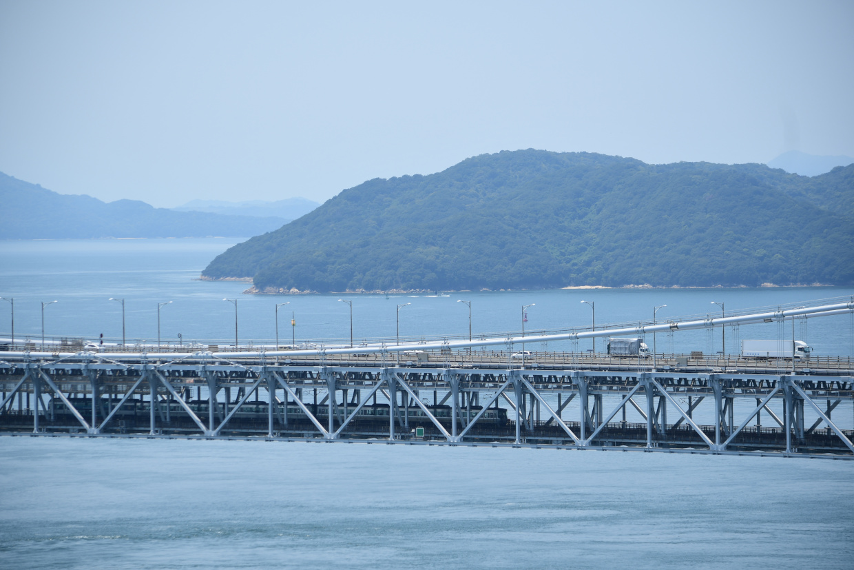 瀬戸大橋と電車