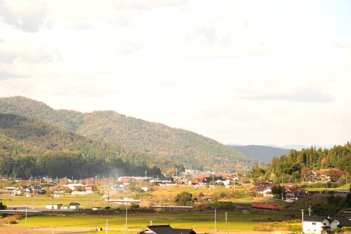 坂の上から見た秋の里と芸備線