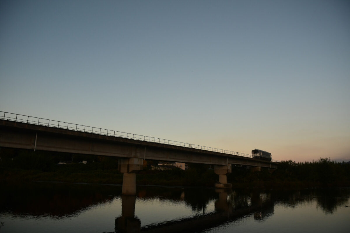 小田川橋梁を渡る井原鉄道の気動車