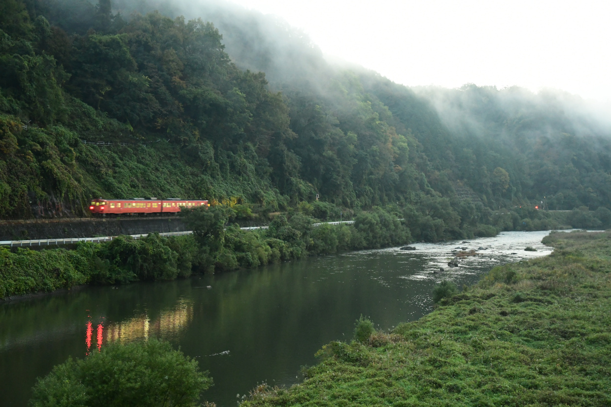 川霧をゆくキハ