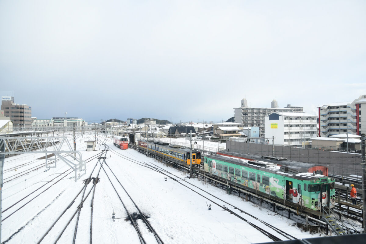 雪化粧の米子駅構内と目玉おやじ列車