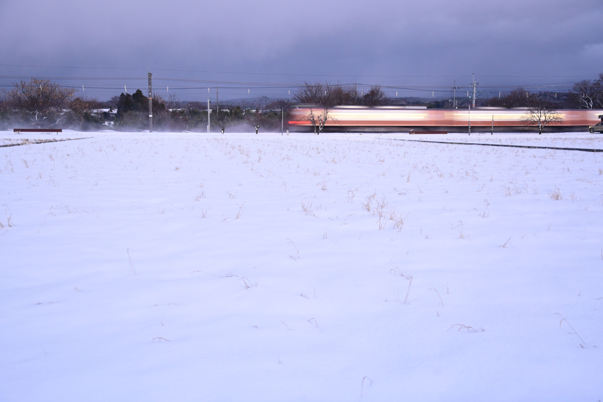 雪煙を舞い上げて走り抜けるやくも