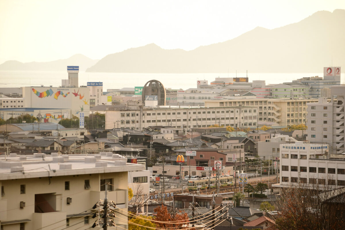 厳島の島影と商工センターの夕暮れと広電