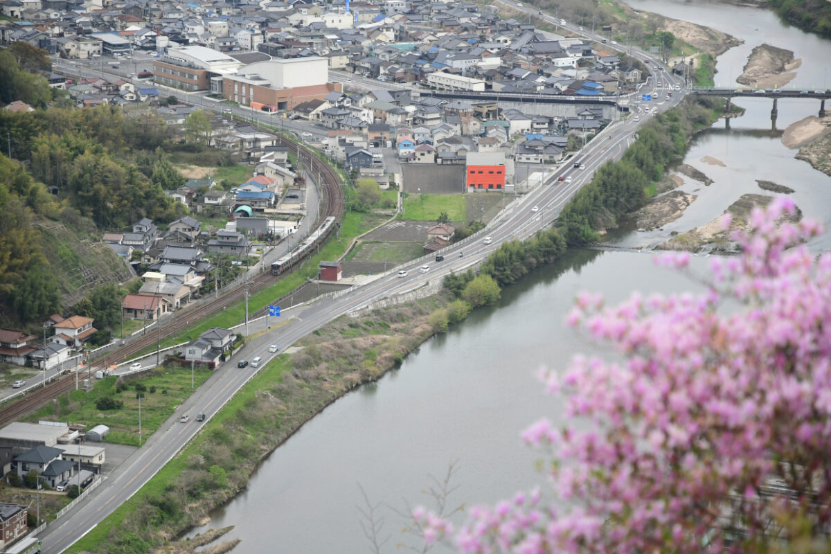 新高山城跡頂上から見た227系