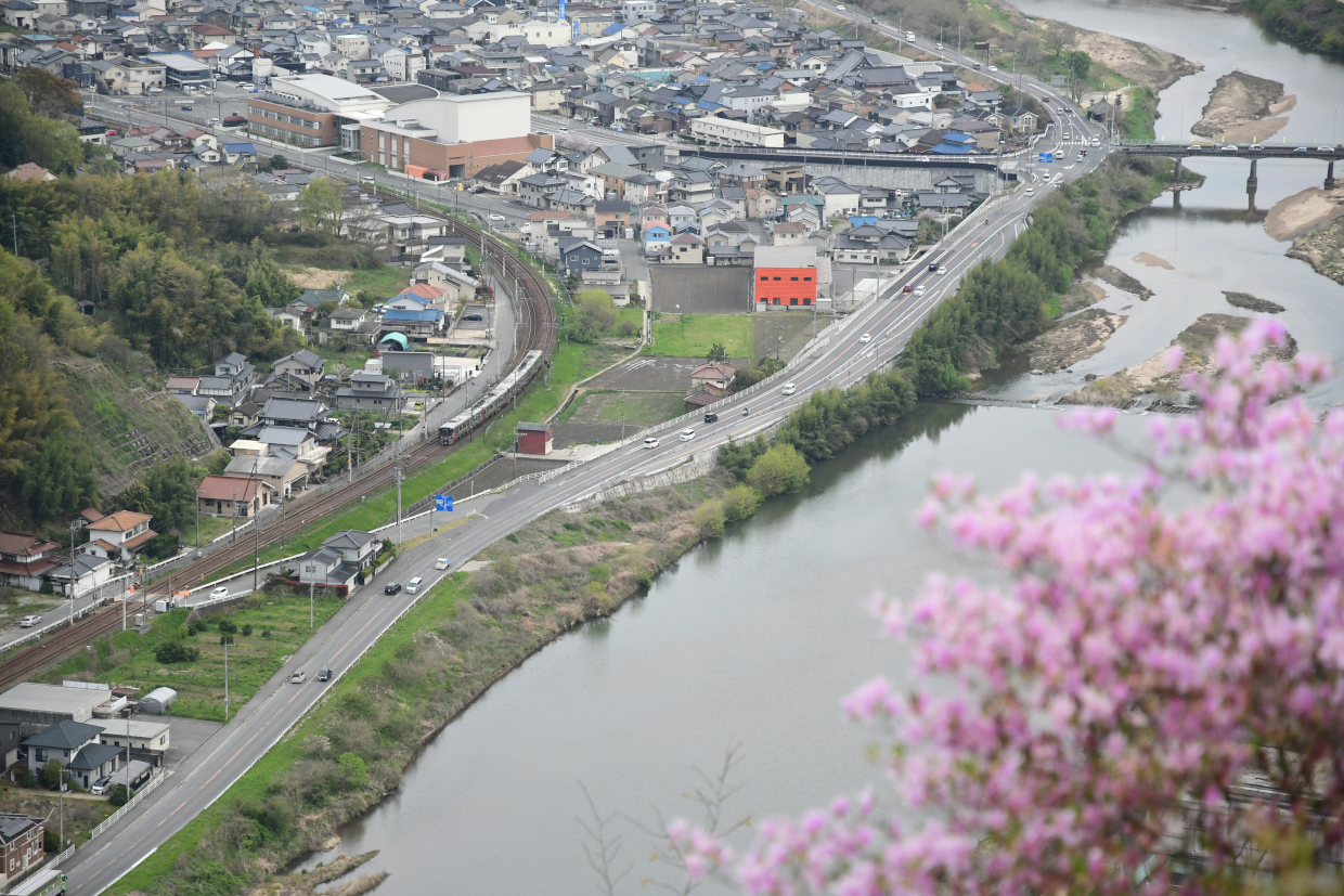 新高山城跡頂上から見た227系