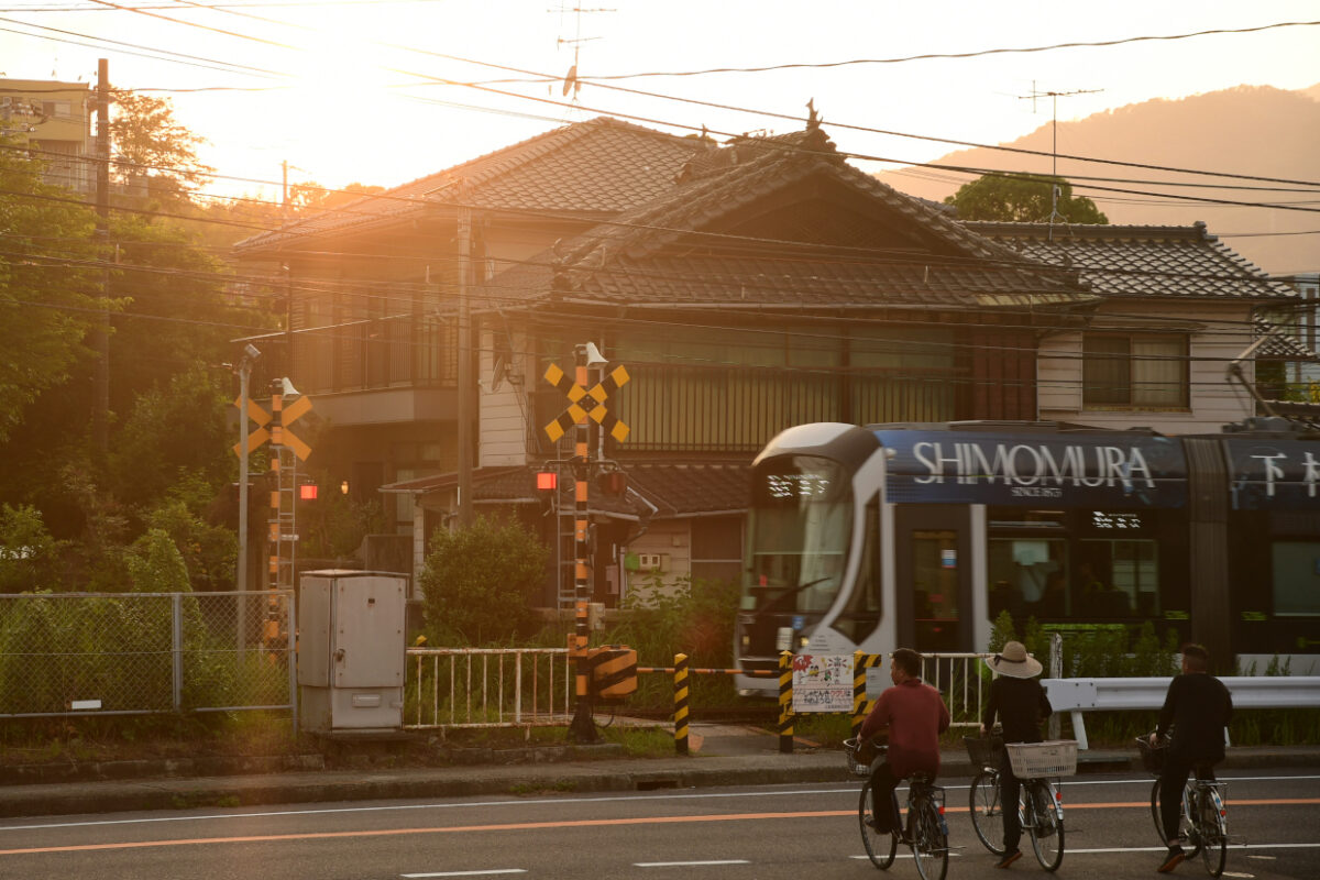 帰宅する人たちと広電