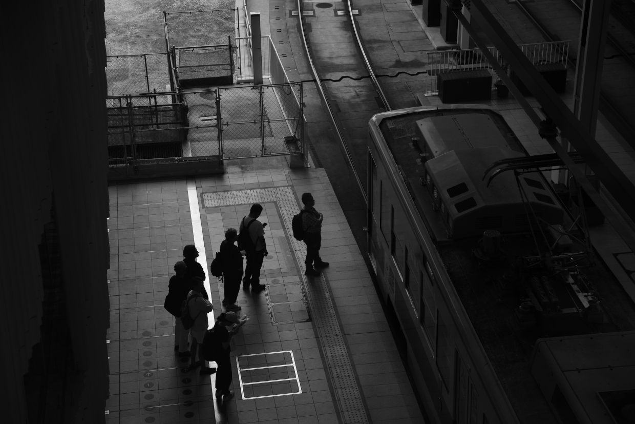 発車を待つ人たち